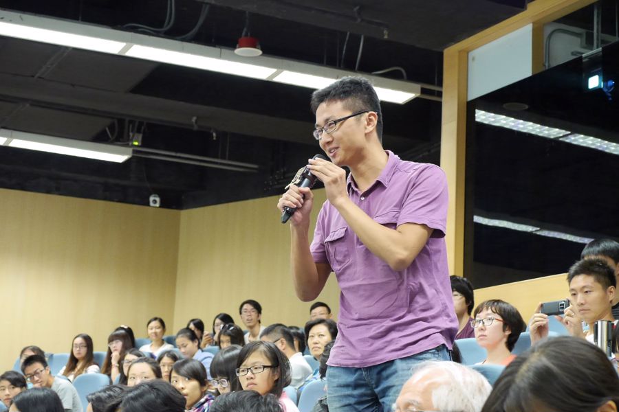 A number of participants raised questions at the occasion.